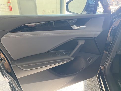 New 2026 Volkswagen Tiguan SE image 13