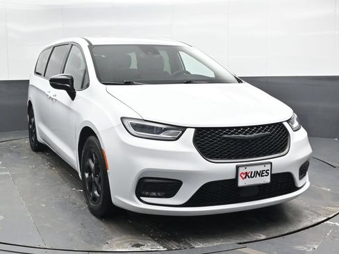 Used 2024 Chrysler Pacifica Limited FWD image 6