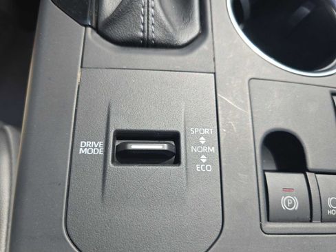 Certified 2025 Toyota Highlander XLE FWD image 33