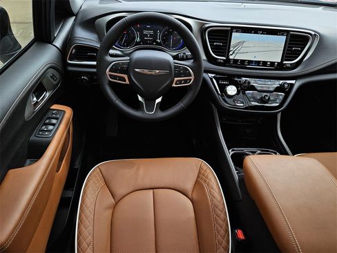 New 2026 Chrysler Pacifica Pinnacle image 16