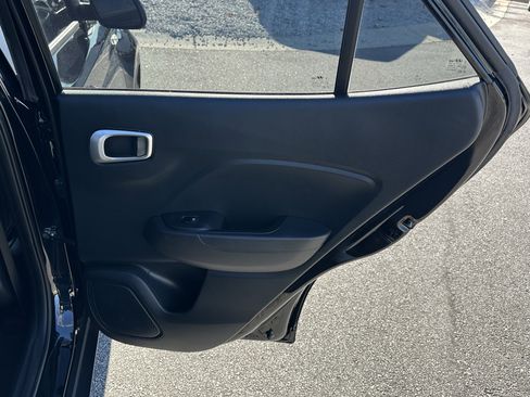 Used 2023 Hyundai Venue SEL image 18