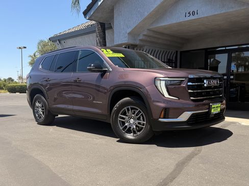 Used 2025 GMC Acadia Elevation FWD image 2