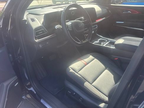 Used 2025 Chevrolet Traverse RS FWD image 15