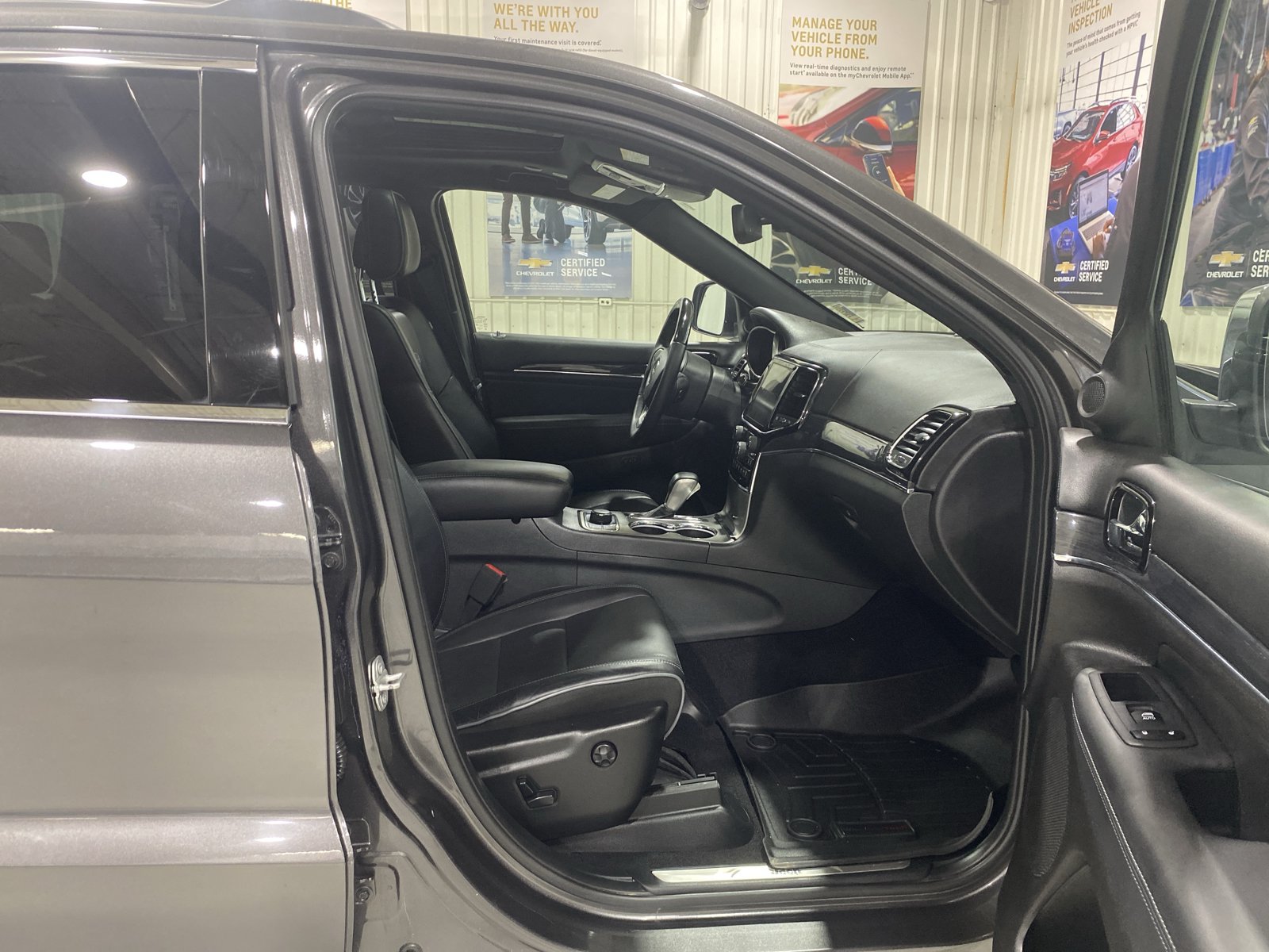 Used 2019 Jeep Grand Cherokee Overland AWD/4WD image 17