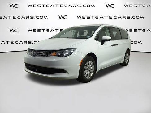 Used 2021 Chrysler Voyager L FWD image 1
