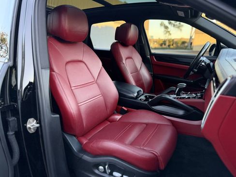 Used 2019 Porsche Cayenne S image 28