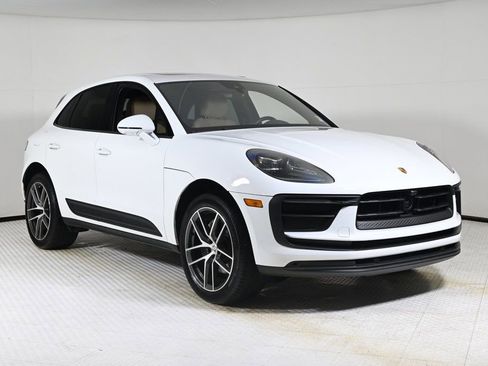 Certified 2024 Porsche Macan image 9