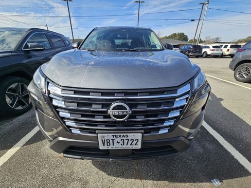 Used 2024 Nissan Rogue S image 2
