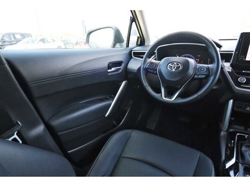 Used 2024 Toyota Corolla Cross XLE image 5