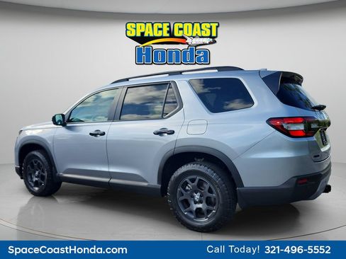 Certified 2025 Honda Pilot TrailSport image 5