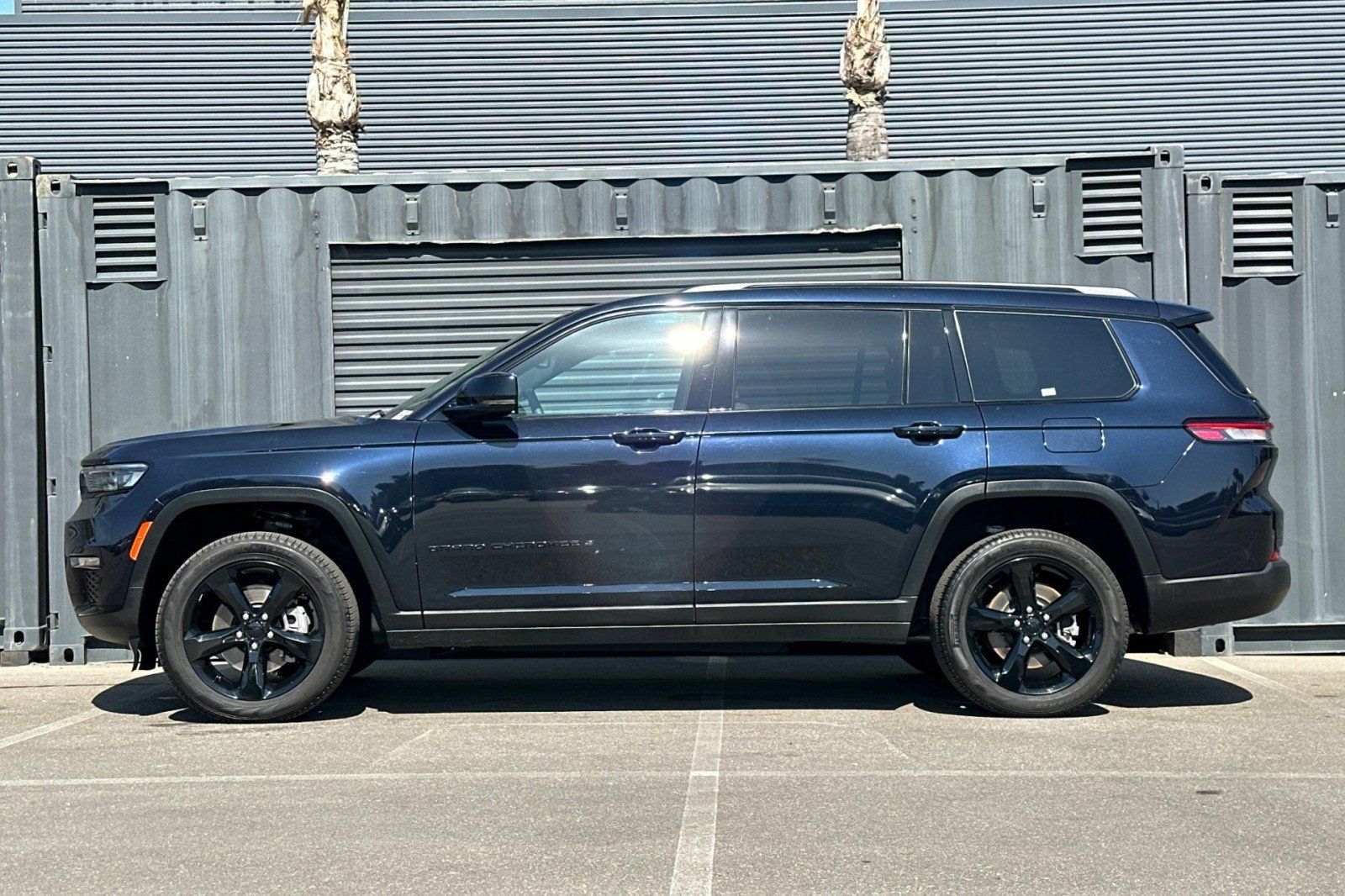 Used 2024 Jeep Grand Cherokee L Limited w/ Black Appearance Package AWD/4WD image 2