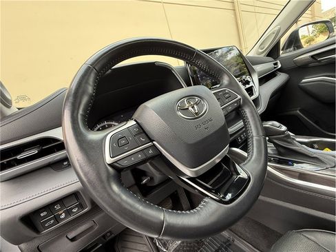 Used 2022 Toyota Highlander Platinum FWD image 18