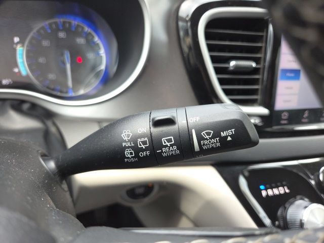 Used 2023 Chrysler Pacifica Touring-L FWD image 43