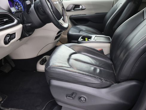 Used 2020 Chrysler Pacifica Touring-L Plus FWD image 8