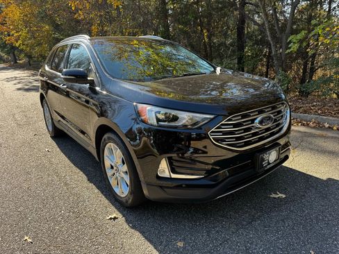 Used 2020 Ford Edge Titanium image 2