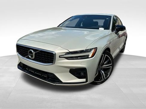 Used 2020 Volvo S60 T5 R-Design image 9