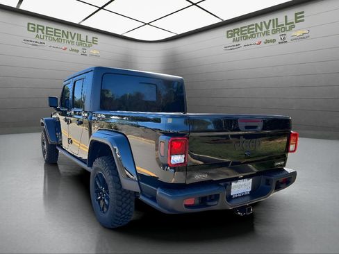 Used 2023 Jeep Gladiator Sport AWD/4WD image 3