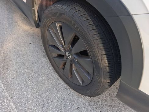 Certified 2024 Volkswagen Taos S FWD image 10