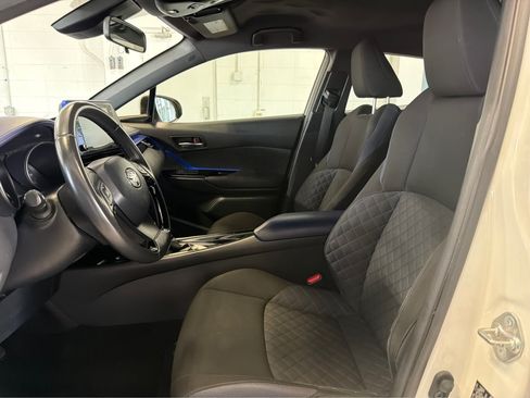 Used 2021 Toyota C-HR XLE FWD image 9