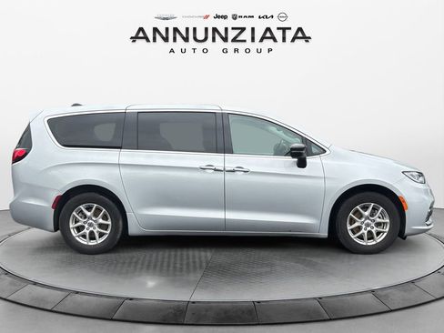 Certified 2024 Chrysler Pacifica Touring-L image 6