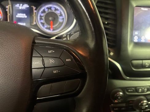 Used 2019 Jeep Cherokee Latitude Plus AWD/4WD image 25