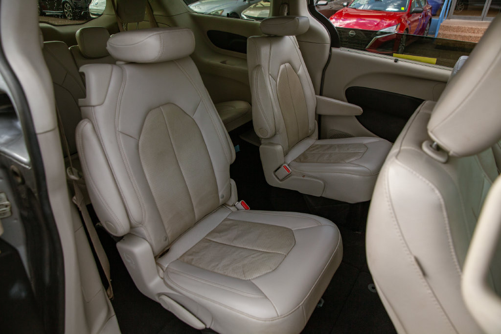 Used 2021 Chrysler Pacifica Touring-L FWD image 12