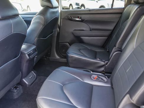 Used 2021 Toyota Highlander XLE AWD/4WD image 18