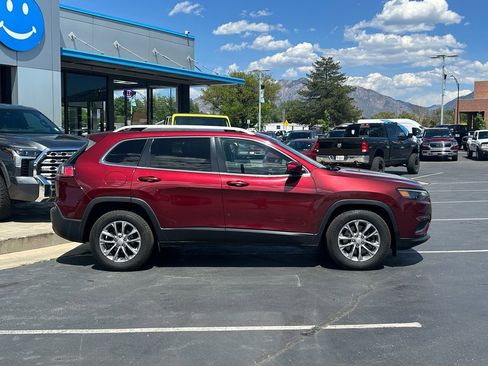 Used 2019 Jeep Cherokee Latitude Plus w/ Comfort/Convenience Group FWD image 2