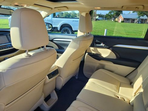 Used 2015 Toyota Highlander XLE FWD image 19