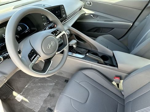 New 2025 Hyundai Elantra SE FWD image 13
