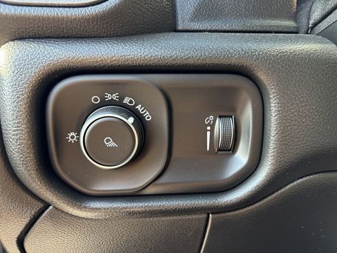 Used 2022 RAM 2500 Tradesman w/ Chrome Appearance Group image 12