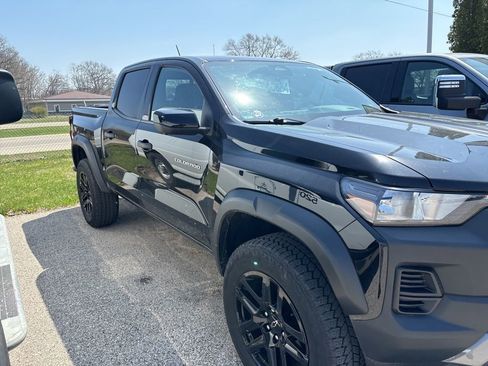 Used 2023 Chevrolet Colorado Trail Boss w/ Technology Package AWD/4WD image 6