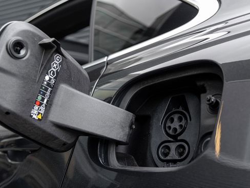 Certified 2025 Porsche Macan Electric image 30