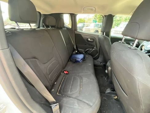 Used 2019 Jeep Renegade Latitude FWD image 40