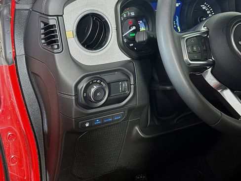 Used 2025 Jeep Wrangler Unlimited Sahara AWD/4WD image 16