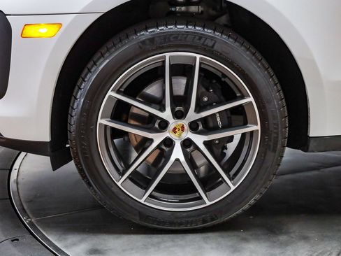 Certified 2025 Porsche Macan image 10