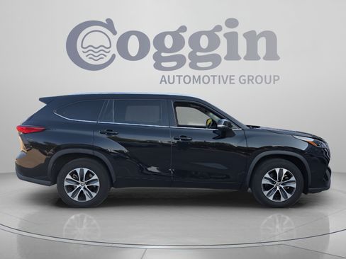 Used 2021 Toyota Highlander XLE FWD image 6
