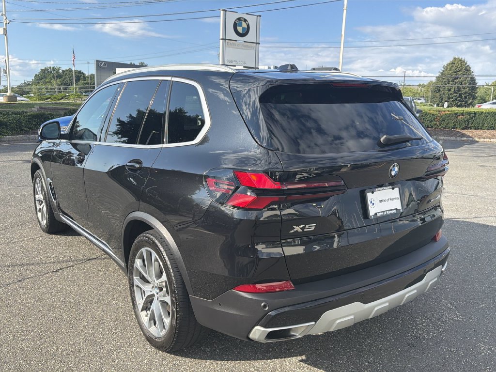 Used 2024 BMW X5 xDrive40i w/ Parking Assistance Package AWD/4WD image 12