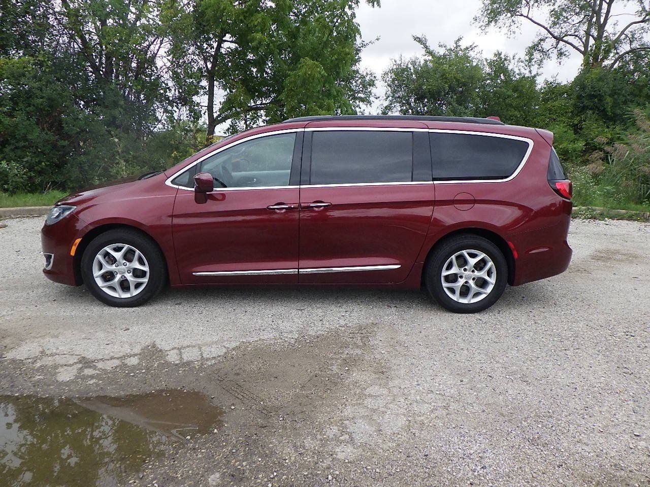 Used 2017 Chrysler Pacifica Touring-L w/ Tire & Wheel Group FWD image 2