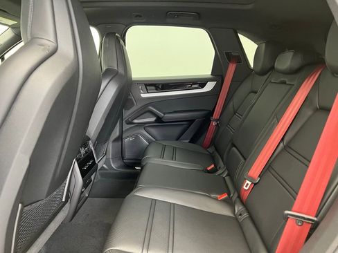 Used 2025 Porsche Cayenne image 16