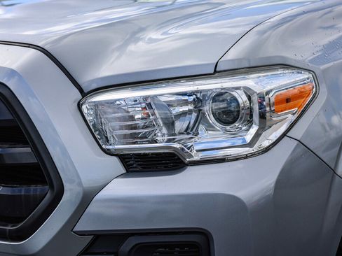 Used 2018 Toyota Tacoma SR image 19