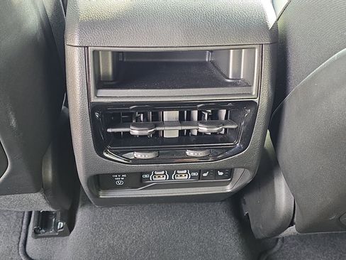 Used 2024 Jeep Grand Cherokee Limited image 10