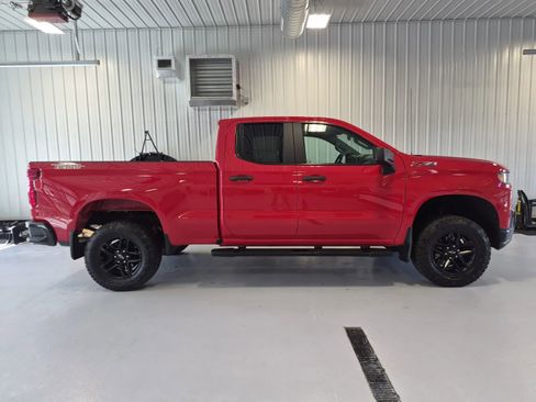 Used 2019 Chevrolet Silverado 1500 Custom Trail Boss w/ Custom Convenience Package AWD/4WD image 2