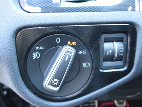 Used 2017 Volkswagen GTI SE FWD image 30