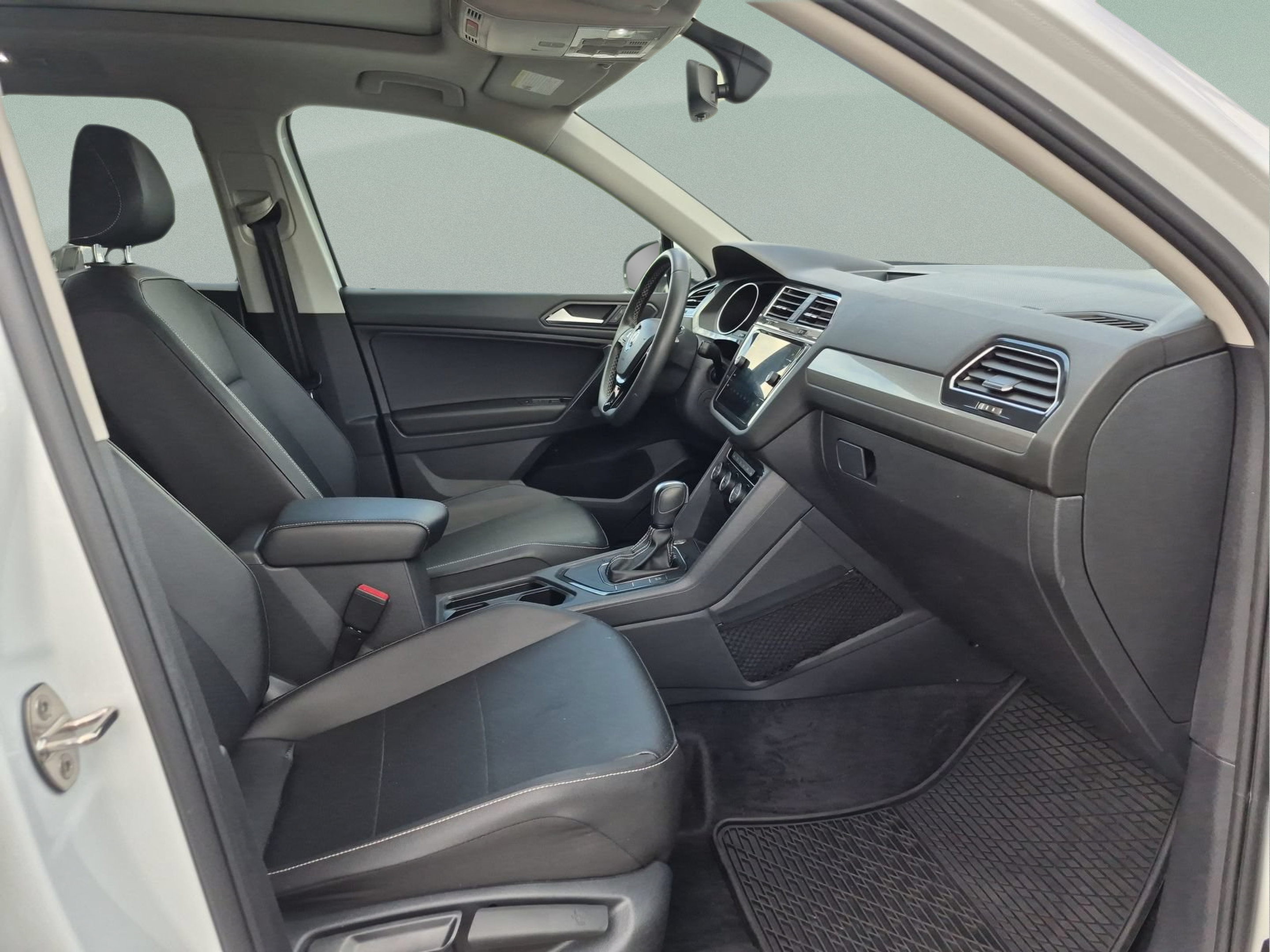 Used 2021 Volkswagen Tiguan SE w/ Panoramic Sunroof Package FWD image 20