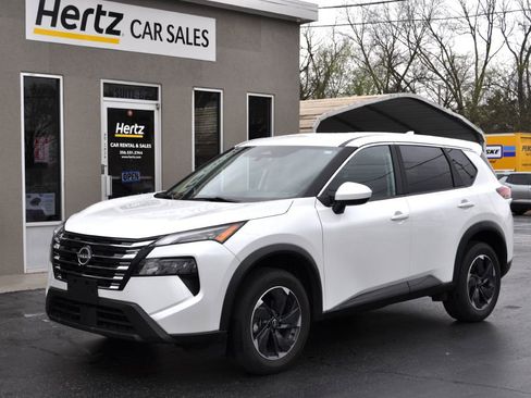 Used 2024 Nissan Rogue SV image 3