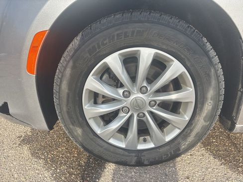 Used 2018 Chrysler Pacifica Touring-L image 9