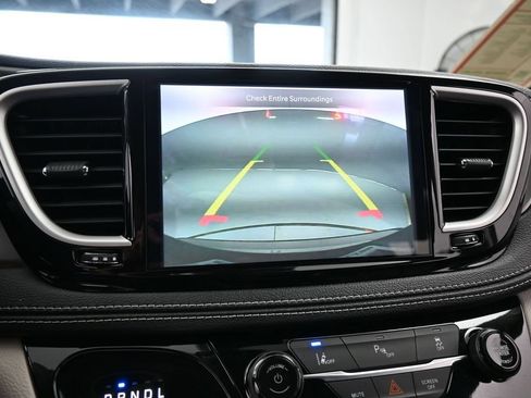Used 2023 Chrysler Pacifica Touring-L FWD image 19