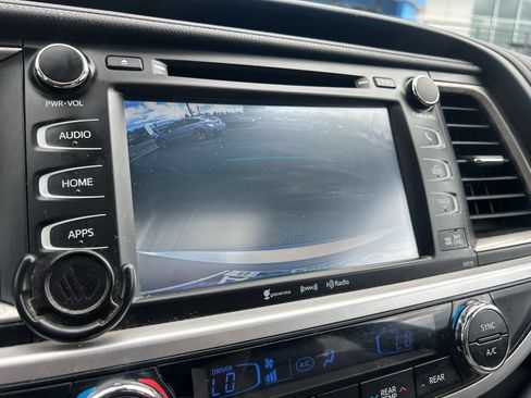 Used 2017 Toyota Highlander XLE AWD/4WD image 8