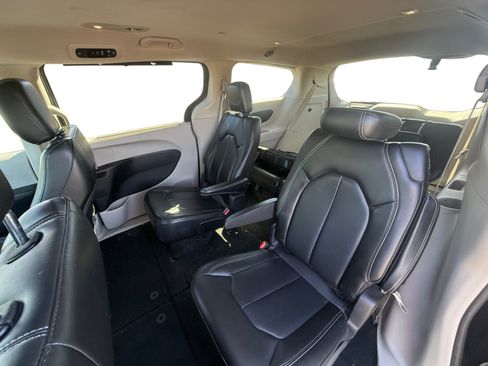Used 2021 Chrysler Voyager Lxi FWD image 16